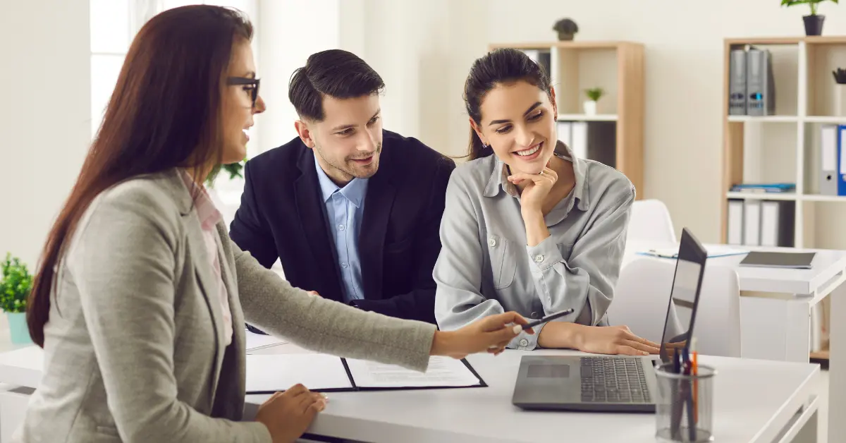 loan officer providing great customer experience with technology